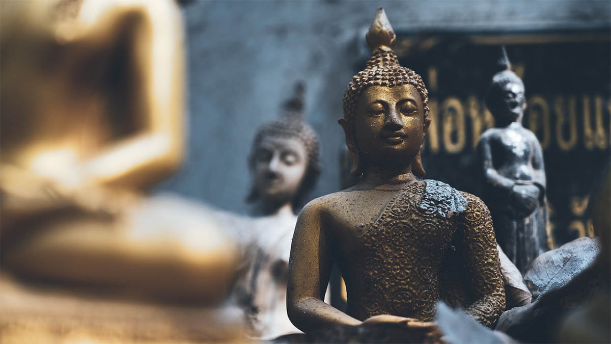 buddhismus-statue-meditiert