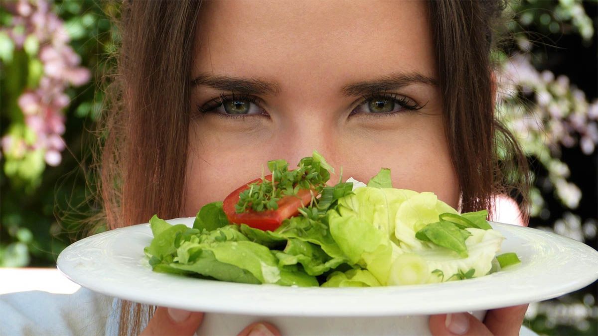 frau gluecklich salatteller