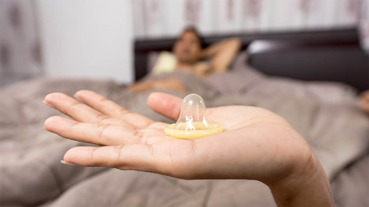 frau-haelt-kondom-in-der-hand
