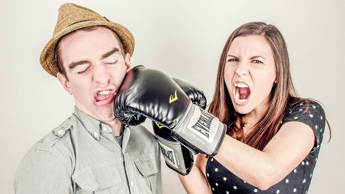 frau-mann-boxhandschuhe-aggression