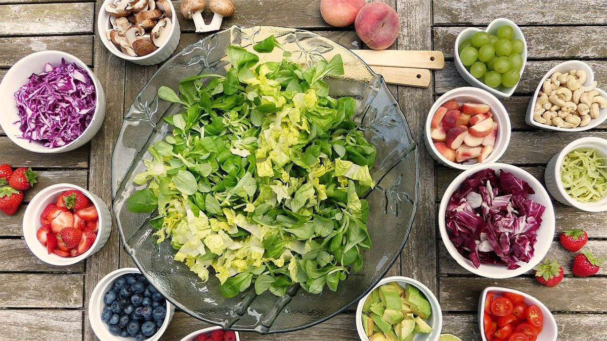gesundes essen salate fruechte
