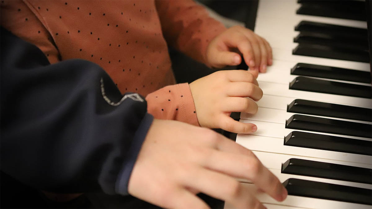 kind spielt klavier
