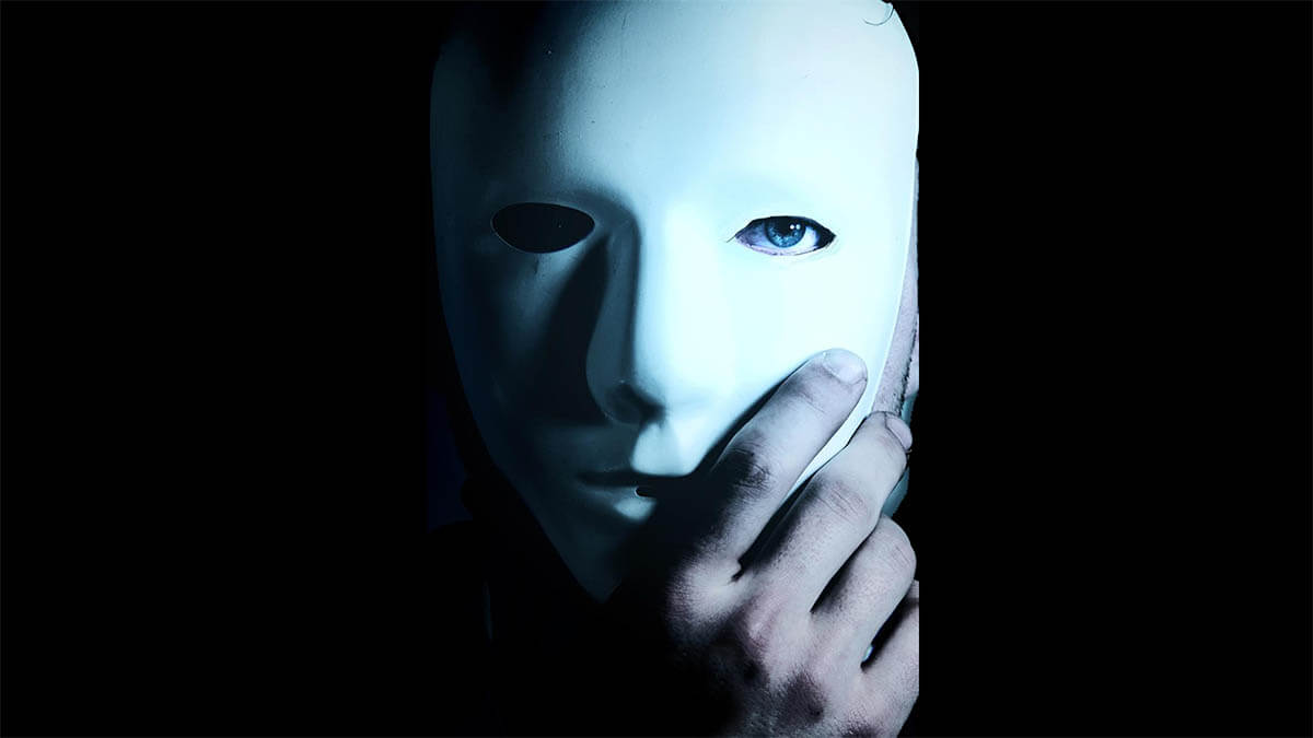 mensch traegt maske