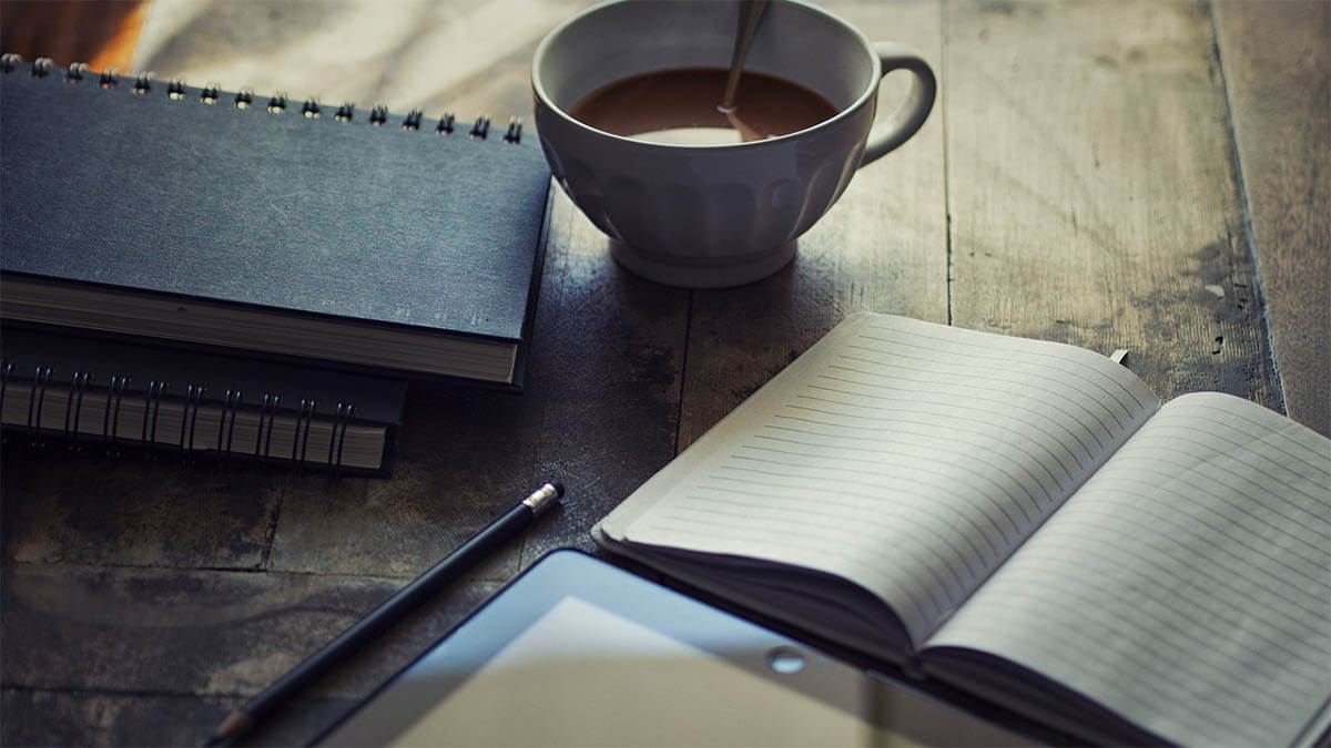 hausarbeit-tablet-kaffee