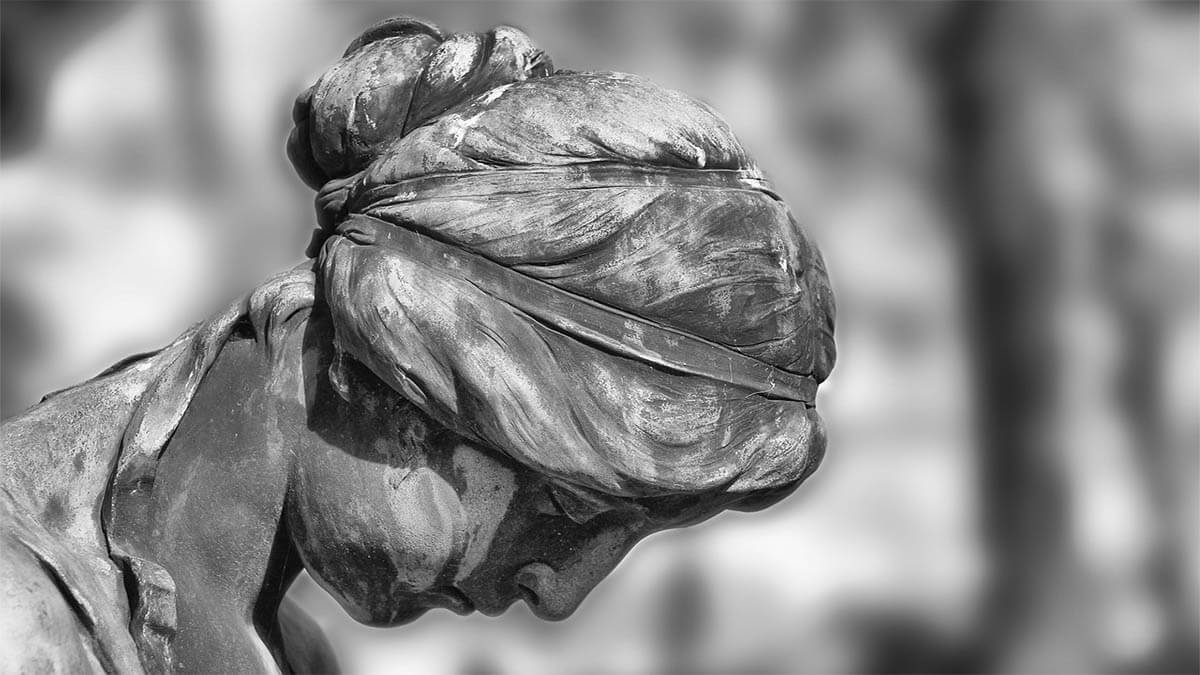 trauer-statue-kopf-gesenkt