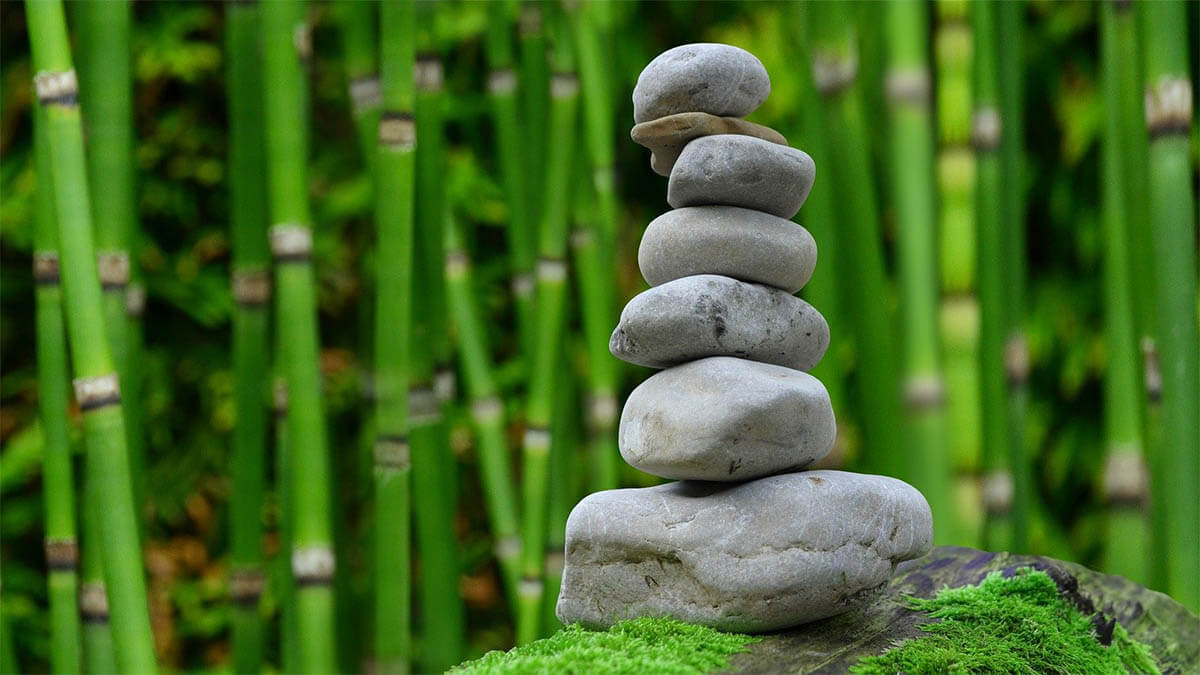 zen-garten-balancierende-steine-bambus