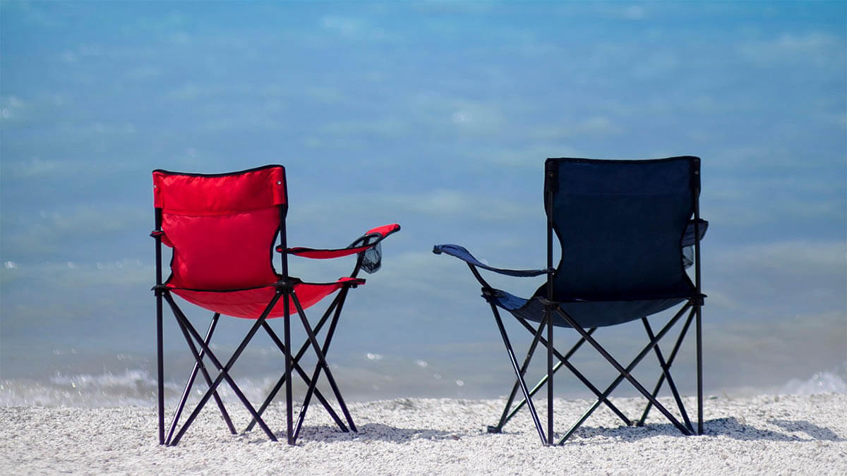 zwei-stuehle-am-strand