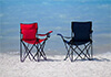 zwei-stuehle-am-strand