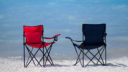 zwei-stuehle-am-strand