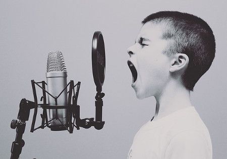 kind stimme mikrofon