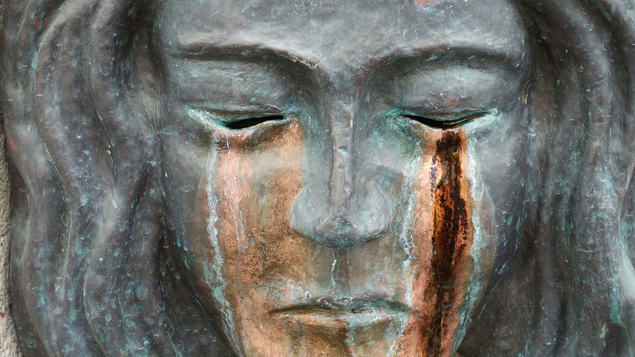 trauer-skulptur-die-weint