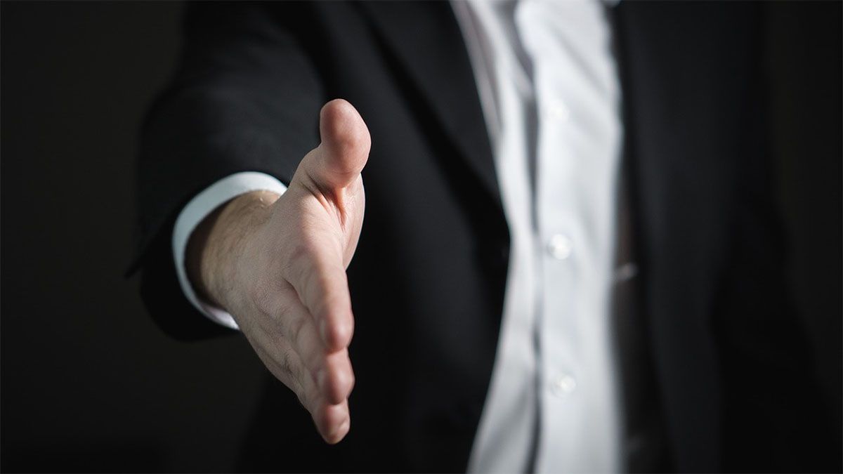 bewerbungsgespraech handschlag