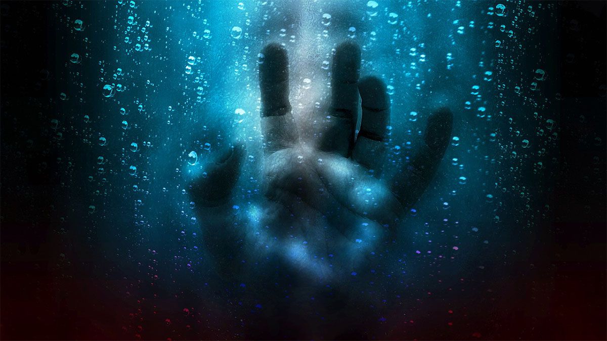 maedchen traurig hand vor gesicht