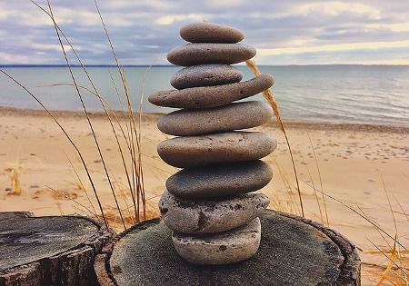 balace-steine-strand-meer-schilf