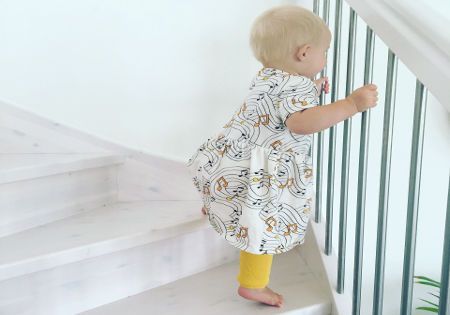 baby steht am gelaender