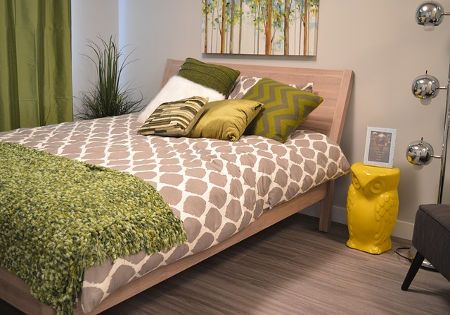 holzbett gruenes zimmer