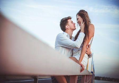 glueckliches paar gelaender