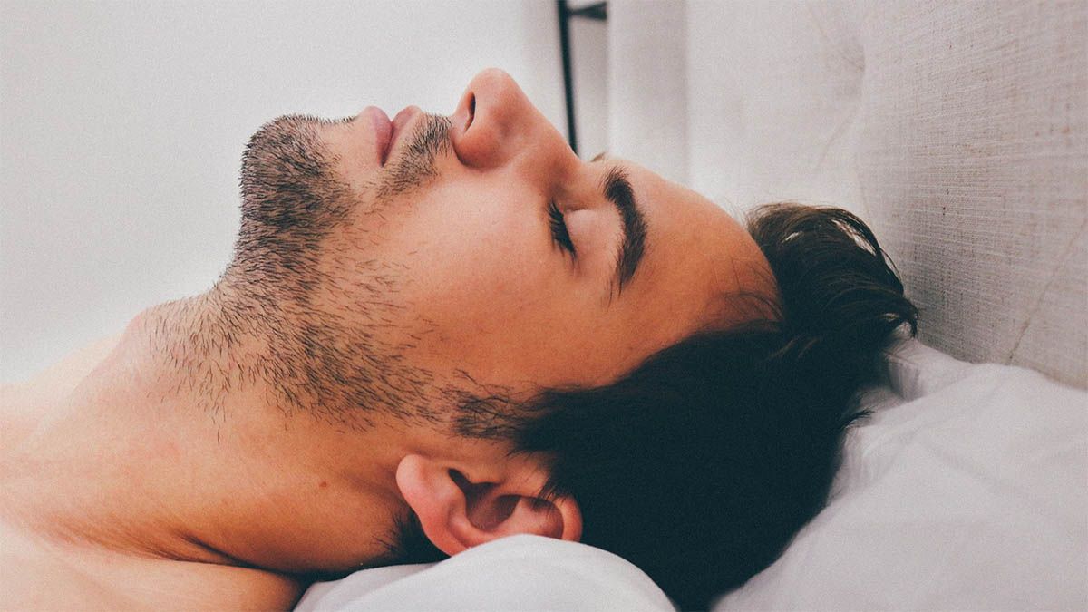 mann-schlafen-bett