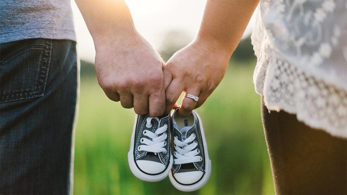 paar-hand-halten-babyschuh