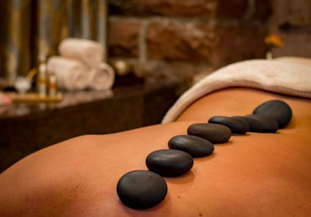 spa hot stones ruecken frau