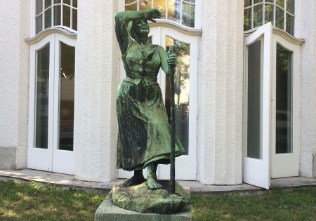 statue blickt nach oben