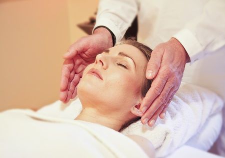 wellness frau liege haende