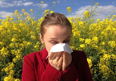 allergie-frau-taschentuch