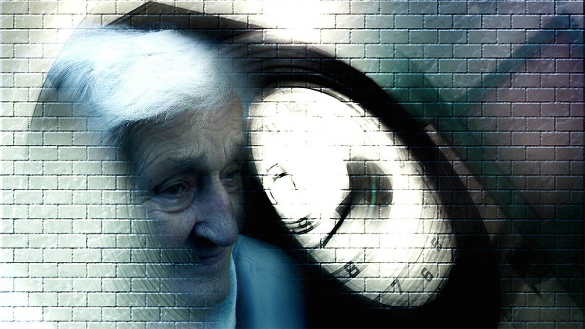 alte-frau-demenz-wand-uhr