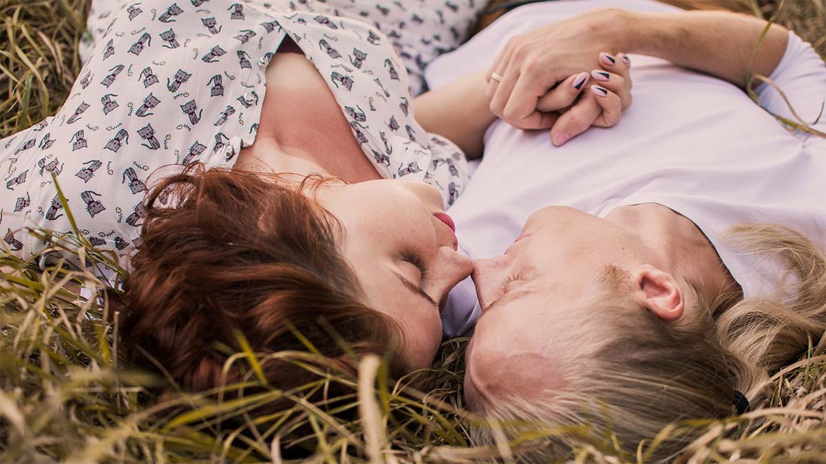 glueckliche-beziehung-wiese-paerchen