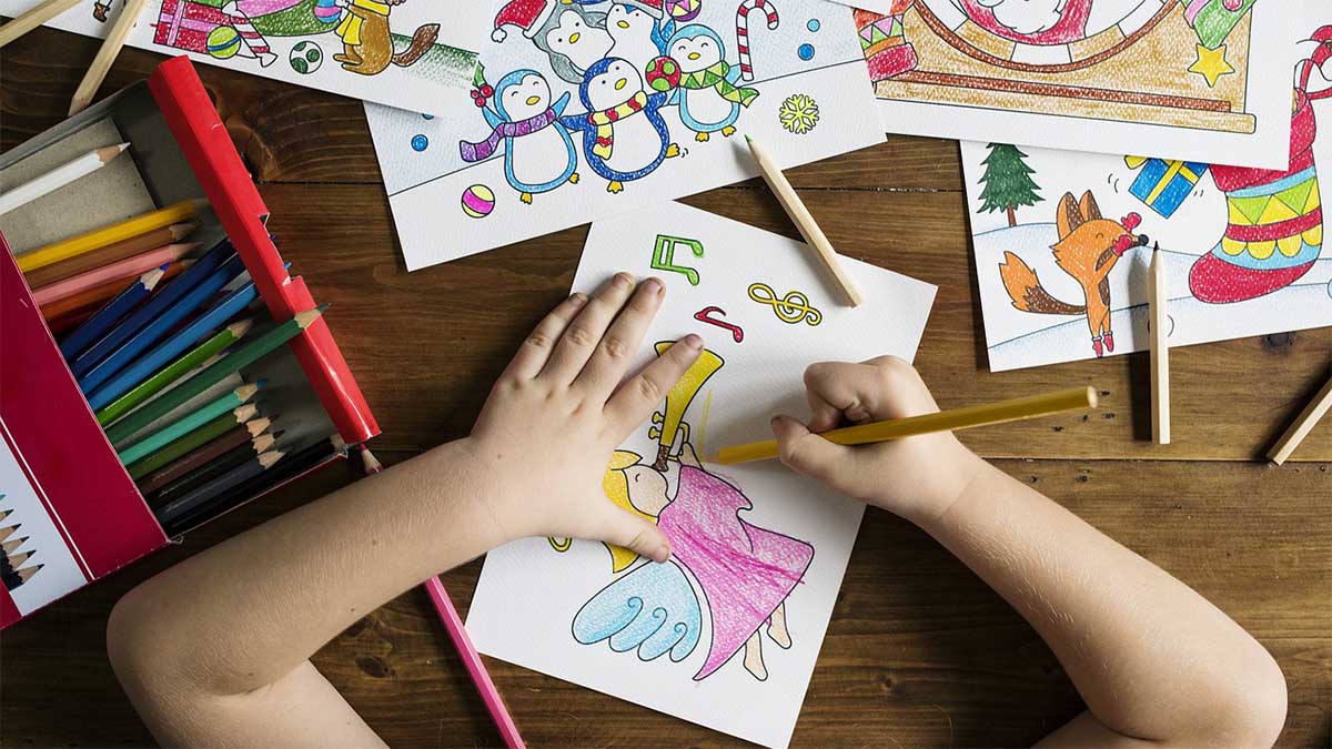 kindererziehung-maedchen-zeichnet-mit-buntstiften