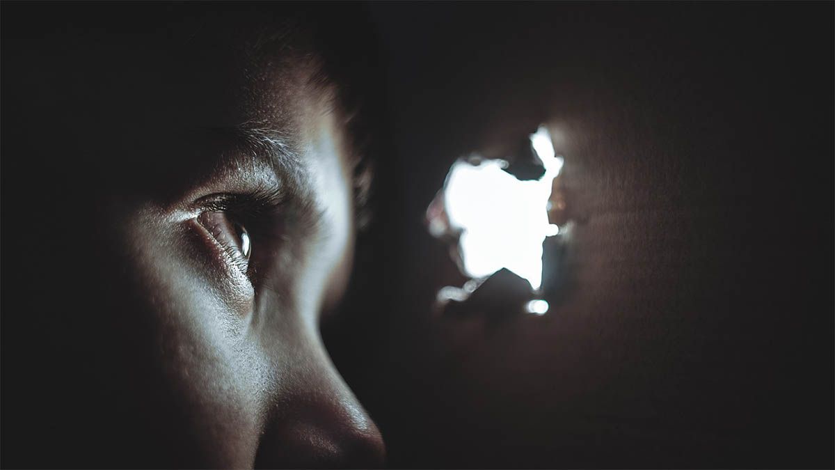 Traumatische Erlebnisse verarbeiten junge-im-dunkeln-hat-angst