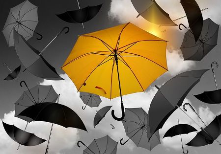 black white gelber regenschirm