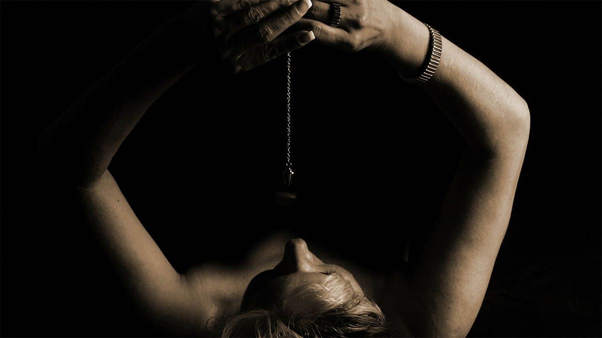 frau-pendel-hypnose