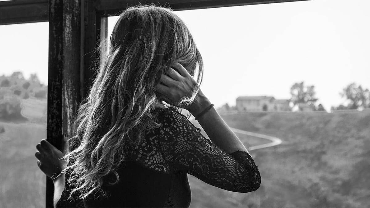 frau-schaut-aus-dem-fenster-sw