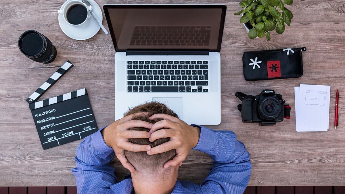 arbeit-ueberfordert-laptop
