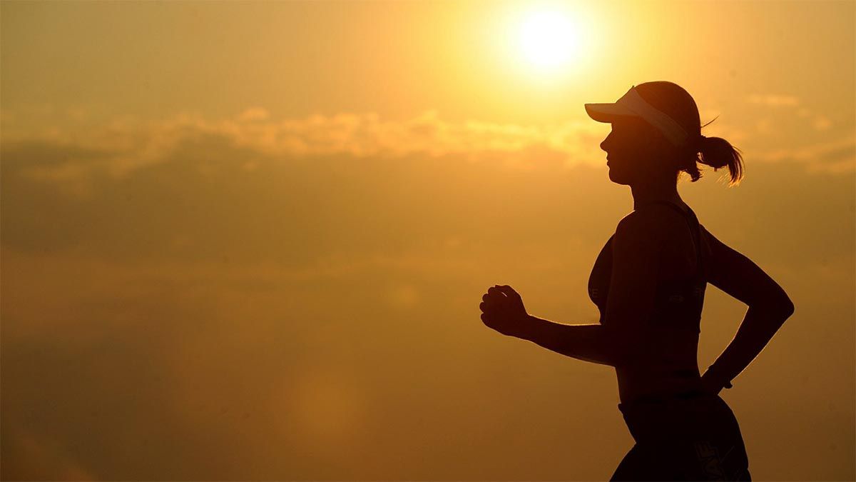 frau joggen sonnenuntergang