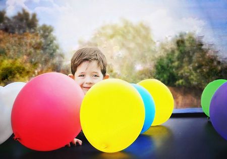 kind junge luftballons