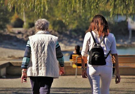 mutter mit erwachsener tochter