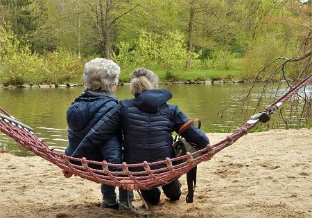 mutter tochter haengematte spielplatz