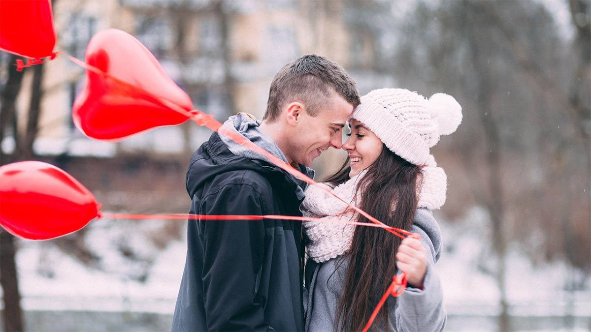 junges-paar-date-luftballons