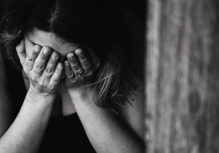 maedchen traurig hand vor gesicht