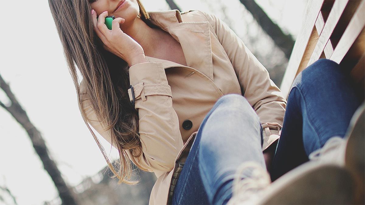 trenchcoat frau telefonieren