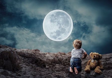 vollmond kind krabbelt