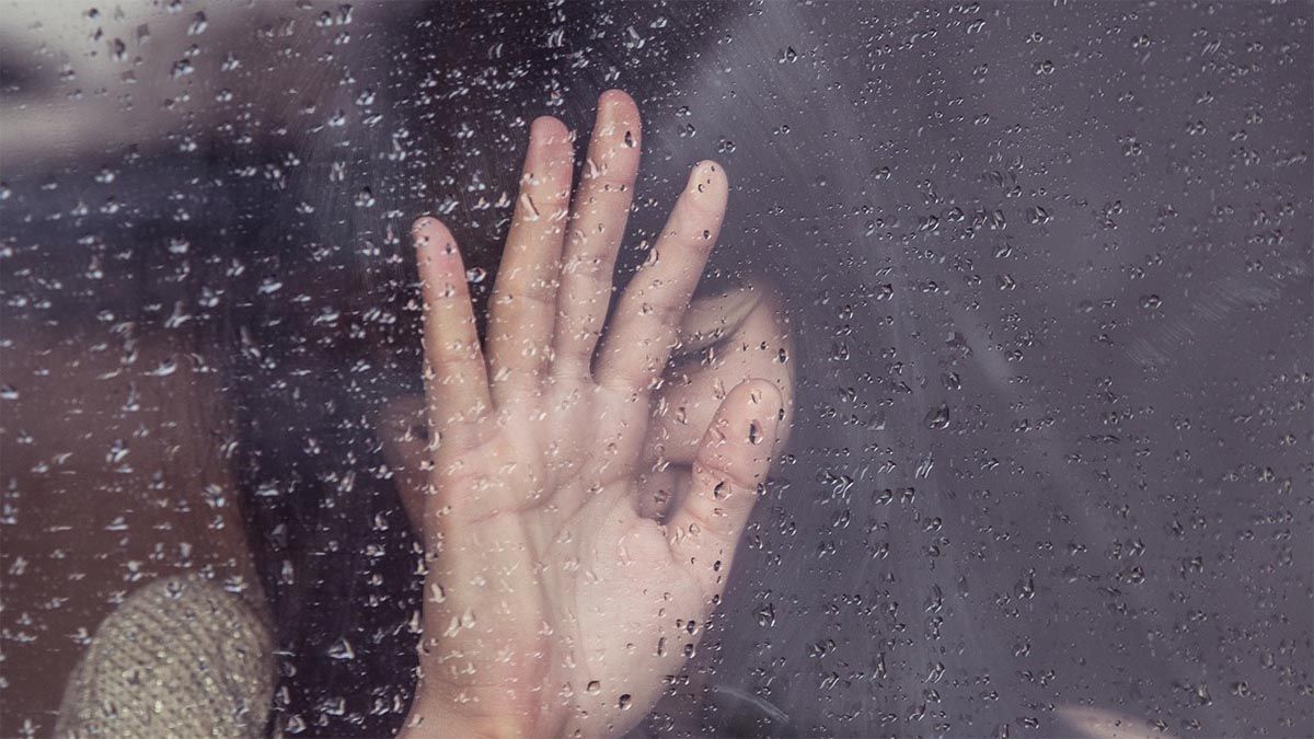 frau-fensterscheibe-regen