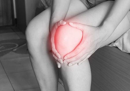 knie schmerzen schwarz weiss