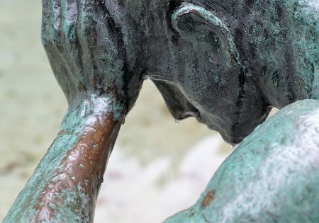 skulptur mann betruebt