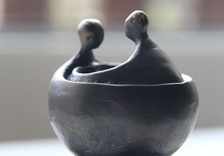zwei menschen tischskulptur
