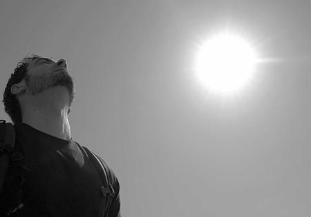 mann schaut in den himmel sonne