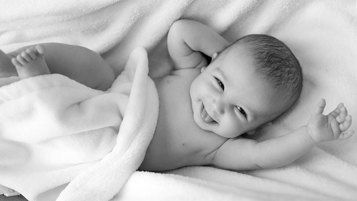 Osteopathie bei Kindern baby-lacht