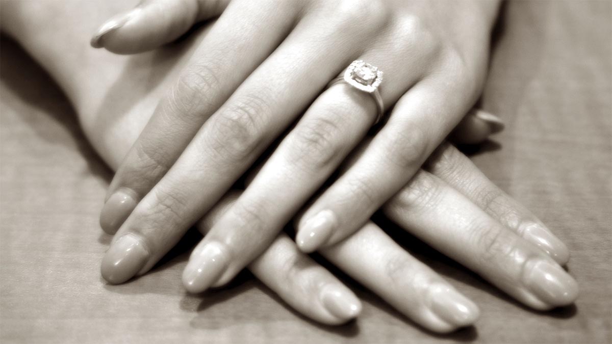 fingernaegel-frau